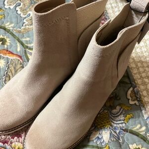 Dolce Vita 100% waterproof boots NEW with tags. Size 8. Super cute!!